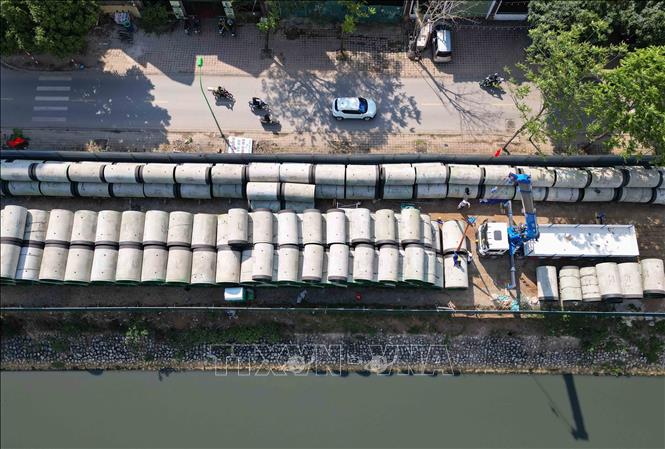 Ống kích ngầm được tập kết tại công trường, sẵn sàng phục vụ thi công 3 ca, 4 kíp tại gói thầu 49, bảo đảm tiến độ và mục tiêu hoàn thành dự án sớm theo chỉ đạo của UBND TP Hà Nội. (Ảnh: Phan Phương /TTXVN)